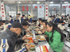 <strong>阳光餐厨家校同护</strong>